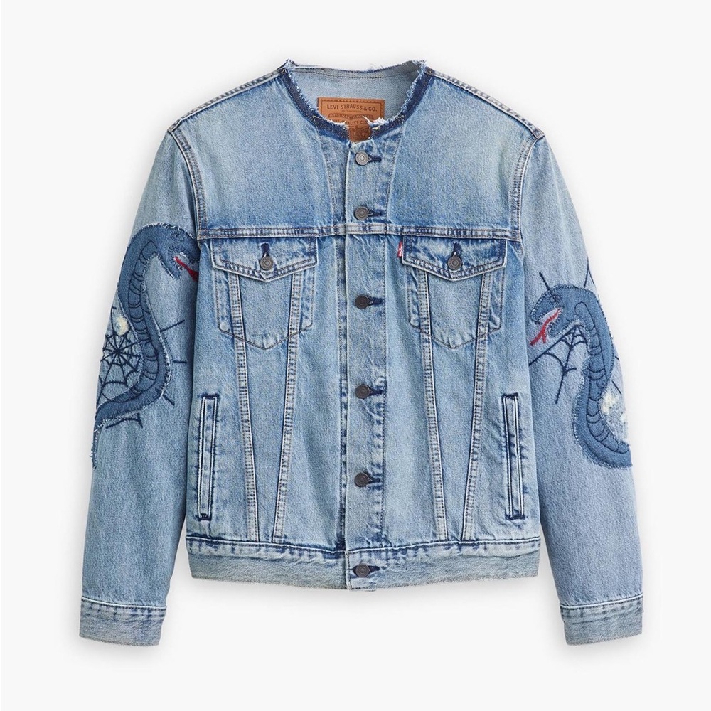 Vintage Levi’s levis snake embroidered graphic trucker denim jean jacket M